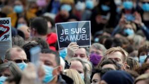 People gather at the Place de la Republique in Paris, to pay tribute to Samuel Paty, the French teacher who was beheaded on the streets of the Paris suburb of Conflans-Sainte-Honorine, France.(Reuters) People gather at the Place de la Republique in Paris, to pay tribute to Samuel Paty, the French teacher who was beheaded on the streets of the Paris suburb of Conflans-Sainte-Honorine, France.(Reuters)