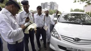 Traffic police fine violators of odd even restriction at ITO crossing in New Delhi.(HT file photo) Traffic police fine violators of odd even restriction at ITO crossing in New Delhi.(HT file photo)