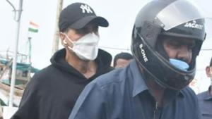 Akshay Kumar was seen in Versova area in Mumbai on Tuesday.(Varinder Chawla) Akshay Kumar was seen in Versova area in Mumbai on Tuesday.(Varinder Chawla)