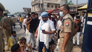 Police stopped the Karni Sena group which was on its way to Ballai in Azamgarh to extend support to BJP MLA Surendra accused and a murder accused Dhirendra Pratap Singh.(Sourced) Police stopped the Karni Sena group which was on its way to Ballai in Azamgarh to extend support to BJP MLA Surendra accused and a murder accused Dhirendra Pratap Singh.(Sourced)
