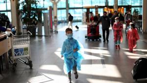 A child walks towards the international security screening point of the Vancouver International Airport.(Reuters) A child walks towards the international security screening point of the Vancouver International Airport.(Reuters)