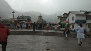 Despite the cold weather, devotees have continued to visit the Kedarnath shrine.(HT Photo) Despite the cold weather, devotees have continued to visit the Kedarnath shrine.(HT Photo)