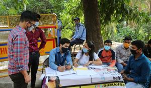 Senior students of Delhi University remain present at the admission help desk in North Campus by wearing masks and following all Covid-19 protocols.(PHOTO: Manoj Verma/HT)