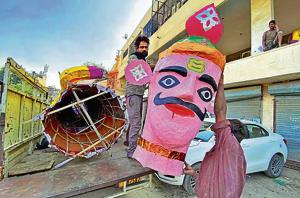 Artistes preparing Ravana effigies at the Daresi ground in Ludhiana.(Gurpreet Singh/HT) Artistes preparing Ravana effigies at the Daresi ground in Ludhiana.(Gurpreet Singh/HT)
