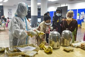 Patients collect breakfast at CWG village COVID-19 Care Centre, near Akshardham in New Delhi.(PTI) Patients collect breakfast at CWG village COVID-19 Care Centre, near Akshardham in New Delhi.(PTI)