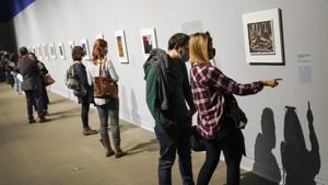 Visitors wearing protective masks observe COVID-19 prevention protocols as they browse the "Jacob Lawrence: The American Struggle" exhibition at the Metropolitan Museum of Art.(AP) Visitors wearing protective masks observe COVID-19 prevention protocols as they browse the "Jacob Lawrence: The American Struggle" exhibition at the Metropolitan Museum of Art.(AP)