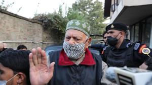 National Conference (NC) leader Farooq Abdullah is seen talking to reporters outside the Enforcement Directorate (ED) office in Srinagar. Abdullah will be the president of the People’s Alliance for Gupkar Declaration and Peoples Democratic Party’s Mehbooba Mufti the vice president of the six-party grouping.(Waseem Andrabi/HT Photo) National Conference (NC) leader Farooq Abdullah is seen talking to reporters outside the Enforcement Directorate (ED) office in Srinagar. Abdullah will be the president of the People’s Alliance for Gupkar Declaration and Peoples Democratic Party’s Mehbooba Mufti the vice president of the six-party grouping.(Waseem Andrabi/HT Photo)