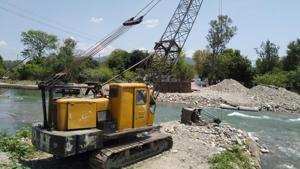 Work for the Kumbh Mela underway at a bridge site in Kankhal, Haridwar.(HT PHOTO.) Work for the Kumbh Mela underway at a bridge site in Kankhal, Haridwar.(HT PHOTO.)