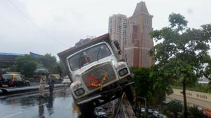 A major accident at Lalbaug flyover in Mumbai.(HT PHOTO) A major accident at Lalbaug flyover in Mumbai.(HT PHOTO)