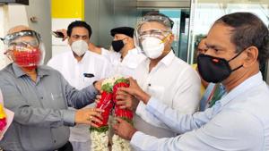 AICC Incharge for Goa Dinesh Gundu Rao being welcomed by GPCC President Girish Chodankar and leader of opposition Digambar Kamat.(ANI) AICC Incharge for Goa Dinesh Gundu Rao being welcomed by GPCC President Girish Chodankar and leader of opposition Digambar Kamat.(ANI)