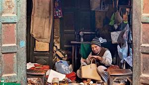 As it happens, the shoe place as we knew it vanished. But this weekday afternoon, Mr Sherawat is still here, busy making shoes.(Mayank Austen Soofi) As it happens, the shoe place as we knew it vanished. But this weekday afternoon, Mr Sherawat is still here, busy making shoes.(Mayank Austen Soofi)