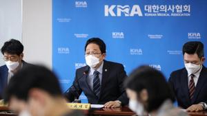 Choi Dae-zip, president of the Korean Medical Association, speaks during a news conference following the deaths of people who received flu vaccine in Seoul, South Korea.(REUTERS) Choi Dae-zip, president of the Korean Medical Association, speaks during a news conference following the deaths of people who received flu vaccine in Seoul, South Korea.(REUTERS)