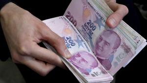 A merchant counts Turkish lira banknotes at the Grand Bazaar in Istanbul, Turkey.(REUTERS) A merchant counts Turkish lira banknotes at the Grand Bazaar in Istanbul, Turkey.(REUTERS)