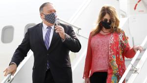 Secretary of State Mike Pompeo, and his wife Susan disembark from an aircraft upon their arrival at the airport in New Delhi, India, Monday, Oct. 26, 2020.(AP photo)