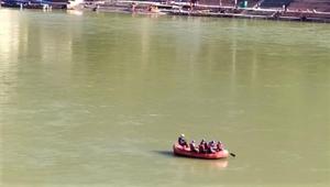 A rafting boat plying on Ganga in Rishikesh-Haridwar stretch.(HT Photo) A rafting boat plying on Ganga in Rishikesh-Haridwar stretch.(HT Photo)