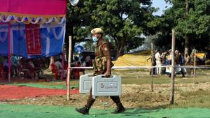 Bihar Assembly Election 2020: Security personnel carry EVM machines on the eve of the first phase of assembly polls.(Photo by Parwaz Khan / Hindustan Times) Bihar Assembly Election 2020: Security personnel carry EVM machines on the eve of the first phase of assembly polls.(Photo by Parwaz Khan / Hindustan Times)
