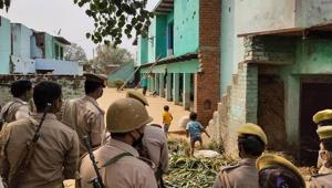Police personnel stand guard as CBI officials investigate the case of a 19-year-old Dalit woman who died after being allegedly gang-raped in Hathras.(PTI) Police personnel stand guard as CBI officials investigate the case of a 19-year-old Dalit woman who died after being allegedly gang-raped in Hathras.(PTI)