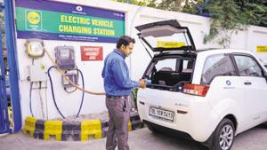 The Delhi EV Policy, 2020 targets 25% of all new vehicle registrations by 2024 to be Battery Electric Vehicles (BEVs). In order to encourage the rapid adoption of electric vehicles, the government is focusing on the speedy roll out of electric vehicle charging Infrastructure in Delhi.(Pradeep Gaur/ Mint) The Delhi EV Policy, 2020 targets 25% of all new vehicle registrations by 2024 to be Battery Electric Vehicles (BEVs). In order to encourage the rapid adoption of electric vehicles, the government is focusing on the speedy roll out of electric vehicle charging Infrastructure in Delhi.(Pradeep Gaur/ Mint)