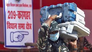 Security personnel carrying Electronic Voting Machines (EVMs) arrive on the eve of first phase of Bihar Assembly Election.(PTI) Security personnel carrying Electronic Voting Machines (EVMs) arrive on the eve of first phase of Bihar Assembly Election.(PTI)