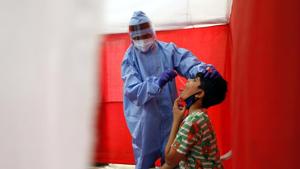 A health worker working at one of the Covid-19 testing centre at Katraj in Pune.(HT photoi) A health worker working at one of the Covid-19 testing centre at Katraj in Pune.(HT photoi)