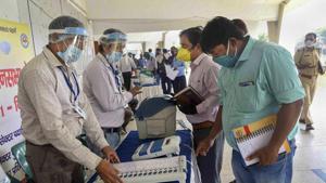 Election officers demonstrate the Electronic Voting Machine (EVM) and Voter-Verified Paper Audit Trail (VVPAT) during a training programme ahead of the assembly poll, at S.K.M hall in Patna.(PTI) Election officers demonstrate the Electronic Voting Machine (EVM) and Voter-Verified Paper Audit Trail (VVPAT) during a training programme ahead of the assembly poll, at S.K.M hall in Patna.(PTI)
