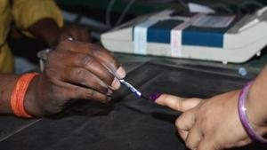 A female voter gets her finger marked with indelible ink from a polling official before voting in Hajipur.(ANI File Photo) A female voter gets her finger marked with indelible ink from a polling official before voting in Hajipur.(ANI File Photo)