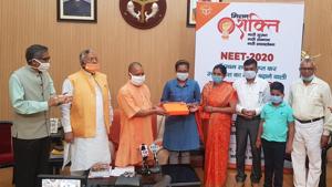 Chief minister Yogi Adityanath felicitating Akanksha Singh in the presence of her family members as well as medical education minister Suresh Khanna and chief secretary RK Tiwari on Wednesday.(HT Photo) Chief minister Yogi Adityanath felicitating Akanksha Singh in the presence of her family members as well as medical education minister Suresh Khanna and chief secretary RK Tiwari on Wednesday.(HT Photo)