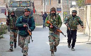 Army jawans returning from encounter site at Machama area of Budgam district in central Kashmir on Wednesday.(ANI)
