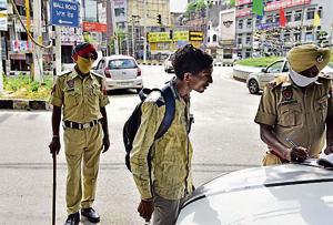 A violator being challaned in Ludhiana on Wednesday.(HT photo) A violator being challaned in Ludhiana on Wednesday.(HT photo)