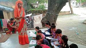 People teaching needy students of government-run primary schools in their homes during the pandemic times(HT photo) People teaching needy students of government-run primary schools in their homes during the pandemic times(HT photo)