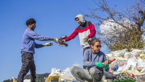 Volunteers segregate waste during a clean-up drive at Indrunag near Dharamshala.(HT Photo) Volunteers segregate waste during a clean-up drive at Indrunag near Dharamshala.(HT Photo)