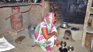 Studies suggest only half use Liquified Petroleum Gas (LPG).(Arvind Gupta / Hindustan Times) Studies suggest only half use Liquified Petroleum Gas (LPG).(Arvind Gupta / Hindustan Times)