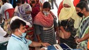 Election officers demonstrate the working of Electronic Voting Machine (EVM) and Voter-Verified Paper Audit Trail (VVPAT).(PTI) Election officers demonstrate the working of Electronic Voting Machine (EVM) and Voter-Verified Paper Audit Trail (VVPAT).(PTI)