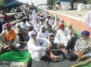 Activists of the Kisan Mazdoor Sangharsh Committee (KMSC), the organisation that has spearheaded the rail blockade since September 24, has shifted the dharna from Devidas Pura to Jandiala Guru station but its members refused to lift the blockade.(HT file photo) Activists of the Kisan Mazdoor Sangharsh Committee (KMSC), the organisation that has spearheaded the rail blockade since September 24, has shifted the dharna from Devidas Pura to Jandiala Guru station but its members refused to lift the blockade.(HT file photo)