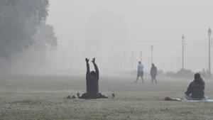 A man exercises at India Gate amid rising air pollution in New Delhi on Thursday.(Arvind Yadav/HT PHOTO) A man exercises at India Gate amid rising air pollution in New Delhi on Thursday.(Arvind Yadav/HT PHOTO)