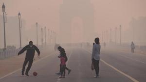 A family enjoys their visit to India Gate despite rising air pollution in New Delhi on Thursday.(Arvind Yadav/HT Photo) A family enjoys their visit to India Gate despite rising air pollution in New Delhi on Thursday.(Arvind Yadav/HT Photo)