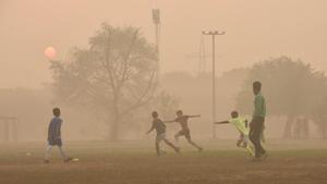 Children playing football on a hazy morning in New Delhi.(Vipin Kumar/HT Photo) Children playing football on a hazy morning in New Delhi.(Vipin Kumar/HT Photo)