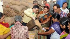 Names of beneficiaries are usually struck off if they do not avail ration for three consecutive months.(Diwakar Prasad/HT File Photo) Names of beneficiaries are usually struck off if they do not avail ration for three consecutive months.(Diwakar Prasad/HT File Photo)
