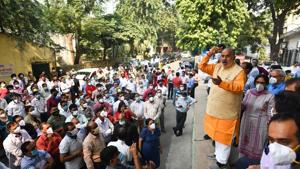 NDMC Mayor Jay Prakash speaks to striking doctors of Hindu Rao Hospital who are sitting on protest over the non-payment of salaries on Tuesday.(Sanchit Khanna/HT PHOTO) NDMC Mayor Jay Prakash speaks to striking doctors of Hindu Rao Hospital who are sitting on protest over the non-payment of salaries on Tuesday.(Sanchit Khanna/HT PHOTO)