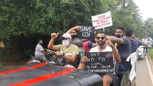 A group of protesters who are opposing the expansion of a railway line in Goa.(HT PHOTO) A group of protesters who are opposing the expansion of a railway line in Goa.(HT PHOTO)