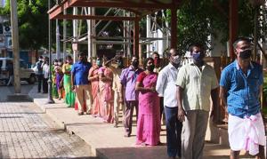 Devotees wearing masks at the Meenakshi Amman Temple in Madurai.(ANI) Devotees wearing masks at the Meenakshi Amman Temple in Madurai.(ANI)