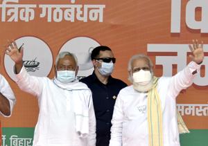 Prime Minister Narendra Modi with Bihar chief minister Nitish Kumar during an election rally in Samastipur on Sunday.(ANI) Prime Minister Narendra Modi with Bihar chief minister Nitish Kumar during an election rally in Samastipur on Sunday.(ANI)
