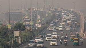 Traffic moves on a smoggy morning in New Delhi, October 23, 2020. REUTERS/Danish Siddiqui(Reuters Photo) Traffic moves on a smoggy morning in New Delhi, October 23, 2020. REUTERS/Danish Siddiqui(Reuters Photo)