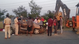 Police at the site of accident near Dhanbad.(HT PHOTO) Police at the site of accident near Dhanbad.(HT PHOTO)