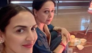 Hema Malini with daughter Esha. Hema Malini with daughter Esha.