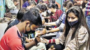 As mehendi mania grips the city ahead of Karva Chauth, women were seen visiting henna stalls in various markets in Ludhiana on Monday.(Harsimar Pal Singh/HT) As mehendi mania grips the city ahead of Karva Chauth, women were seen visiting henna stalls in various markets in Ludhiana on Monday.(Harsimar Pal Singh/HT)