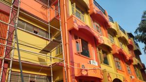 An ashram building being given saffron colour as part of one colour code for buildings at Har-Ki-Pauri for Mahakumbh in Haridwar.(HT Photo) An ashram building being given saffron colour as part of one colour code for buildings at Har-Ki-Pauri for Mahakumbh in Haridwar.(HT Photo)