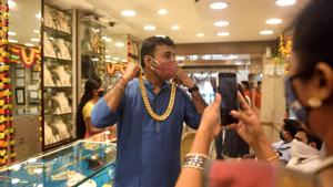 The spot gold prices in India(Rs51000.0) witnessed a growth of 0.02%, despite global gold prices($1892.0) saw a drop of 0.13%.(Satish Bate/HT Photo) The spot gold prices in India(Rs51000.0) witnessed a growth of 0.02%, despite global gold prices($1892.0) saw a drop of 0.13%.(Satish Bate/HT Photo)