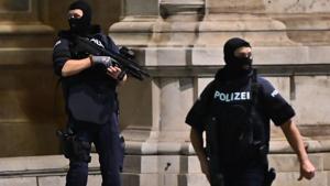 Armed policemen stand guard near the State Opera in the center of Vienna on November 2, 2020, following a shooting.(AFP photo) Armed policemen stand guard near the State Opera in the center of Vienna on November 2, 2020, following a shooting.(AFP photo)