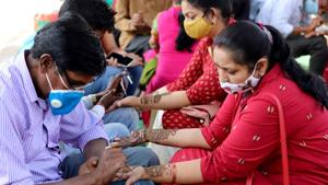 Prayagraj: Women get heena applied on their hands ahead of 'Karwa Chauth' festival in Prayagraj, Tuesday, Nov. 3, 2020.(PTI)